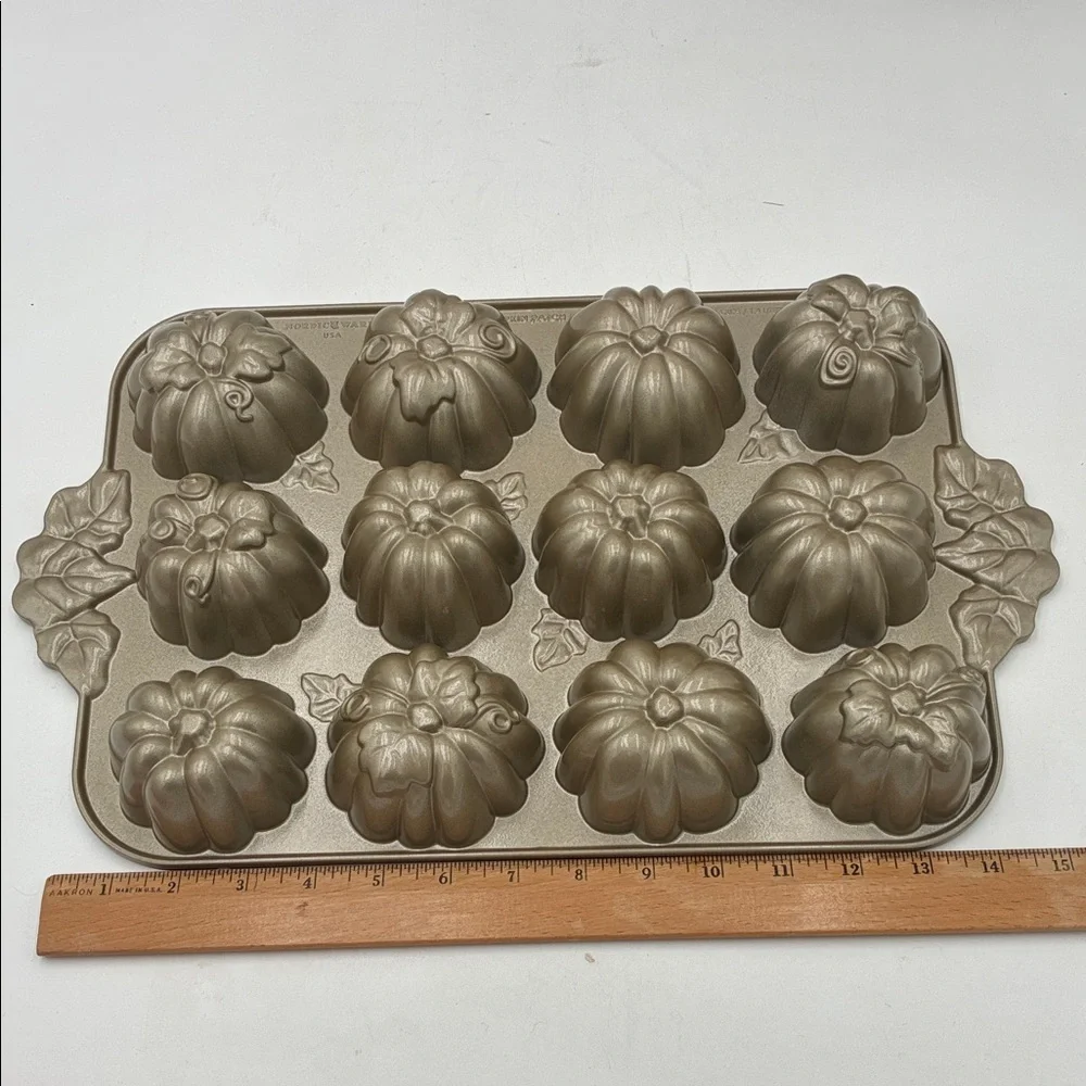 Williams Sonoma Orange Pumpkin Baking Pan